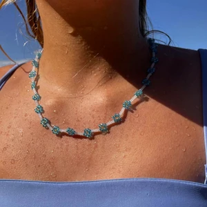 Halsband - 💙 ett blått blommigt halsband 💙 du kan berätta vilken passform du vill ha: stor eller liten 💙 du kan också berätta om du vill ha andra färger 💙