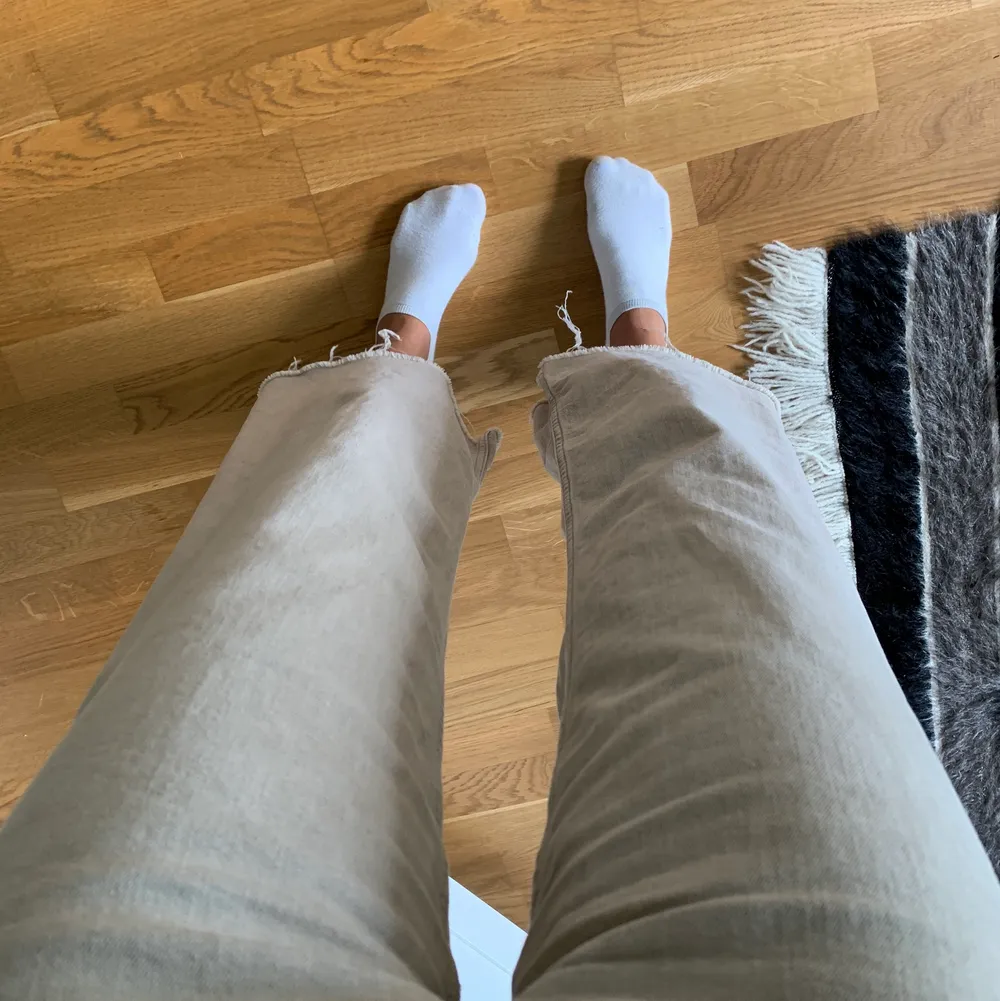 Jeans från zara, inte min stil längre och fel storlek och säljer därav. Fin kall beige färg, köpare betalar frakt . Jeans & Byxor.