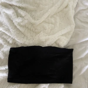 Jättesöt topp från Gina - Den är använd endast 1-2 gånger då det inte är min smak av kläder, köpte den mest för att ha istället för bh under en off shoulder tröja! Säljer den för vill bli av med massa kläder så säljer för ett jättebra och billigt pris 🖤 ps läs min profil!!