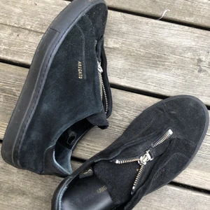 Axel arigato skor  - Säljer dessa Axel arigato skor💓de är knappt använda så bra skick🥰 skriv till mig vid frågor! Orginal pris : 2000kr