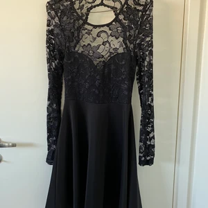 Svart klänning med spets och öppen rygg - Storlek S, använd 1 gång.