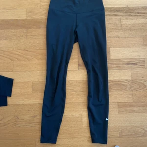 Nike leggings - Svarta leggings ifrån ✨Nike✨ i dri-fit. Köpta förra året men har knappt använts (Max 2ggr). I nästintill oanvänt skick. Lappen i leggingsen har blivit bortklippt pga skav men inga andra ”fel”🌝 köpta för ca 700 men säljs för 300😋