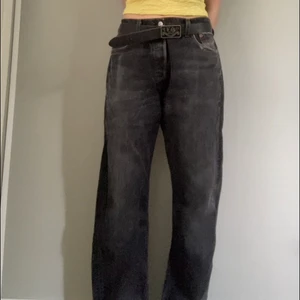 Svarta jeansfärgade jeans från Levis - Helt perfekt svarta baggy jeans från Levis. Dem är svarta från början men dem är ca 10 år gamla så färgen har blivit riktigt nice!! Midja-86cm, innerbenslängden-79cm, ytterbenslängden-104 cm. Jag är osäker på frakten men kollar upp det om du är intresserad av att köpa!!💕💕