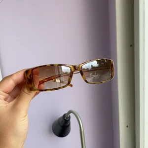 Solglasögon  - Jättesnygga brillor som aldrig e använda!! Vet inte vart de är från! Frakt tillkommer på 66kr spårbart om ni vill ha spårbart! Om ni vill köpa nås jag bäst via SMS då jag sällan är inne här❤️ 0760149055