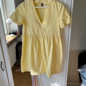 Gul klänning från hm - Använd tre gånger, säljer för den är för liten💛💛 
