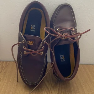 Seglarskor från Caterpillar stl 43 - Klassiska seglarskor från Caterpillar stl 43 av skinn.  