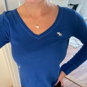 Blå tröja - En väldigt fin blå tröja från abercombie & fitch. Den har två små hål som inte syns när man har på sig tröjan. Storlek s men skulle säga att den mer är xs☺️
