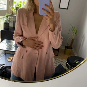 Rosa linnekavaj från NA-KD - Rosa linnekavaj från NA-KD. Aldrig använd. Storlek 40.