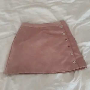 Jätte fin rosa kjol, säljer för att den tyvärr är för liten för mig. Den har knappar på sidan och innertyg. Köpt på hm för nått år sedan :) 