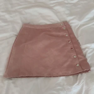 Dammrosa kjol  - Jätte fin rosa kjol, säljer för att den tyvärr är för liten för mig. Den har knappar på sidan och innertyg. Köpt på hm för nått år sedan :) 