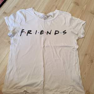 Vit tröja med friends tryck på. Köpt på HM- storlek M. Använt fint skick.