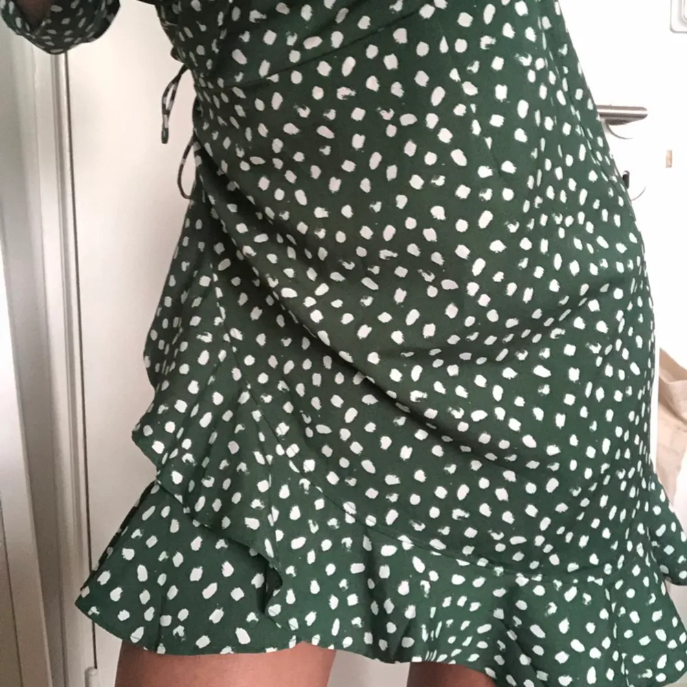Superfin klänning från Vero Moda i storlek XS🥰 bara använd ett fåtal gånger så den är i väldigt bra skick, säljer pga att det inte är min stil. Klänningar.