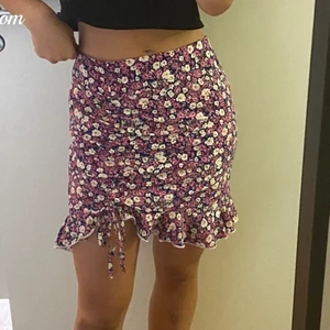 Blommig kjol  - En så fin kjol från Shein i storlek M, den är tyvärr lite stor på mig annars hade den använts väldigt flitigt! Aldrig använd så är som ny🥳