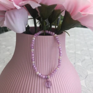 Rosa armband med ett hjärta - Ett fint armband med elastisk tråd som gör att det passar de flesta.🌸