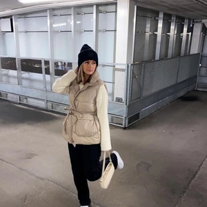 Nakd vadderad väst  - Superfin väst från nakd som formar kroppen snyggt med snöret i midjan. Köptes för 519kr och är aldrig använd då jag beställde två olika storlekar.💕💕