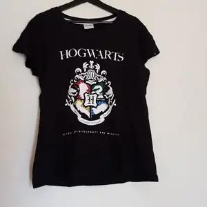 Harry Potter pyjamas. T-shirt + byxor. Liten i storleken.