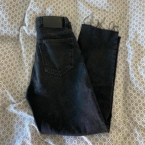 Raka/vida jeans från zara  - Raka/vida jeans från zara som jag köpte på plick men dem var tyvärr för små! Passar bra om man har väldigt smal midja🤍