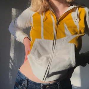 Nike zip up - Sjukt cool Nike zip up/munkjacka. Är i bra skick, skriv privat för fler bilder. Frakt ingår ej💓