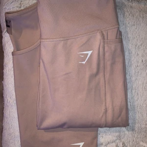 Tränings set - Gymshark set, ljus rosa beige, m på toppen (100:-) och s byxorna(300:-)