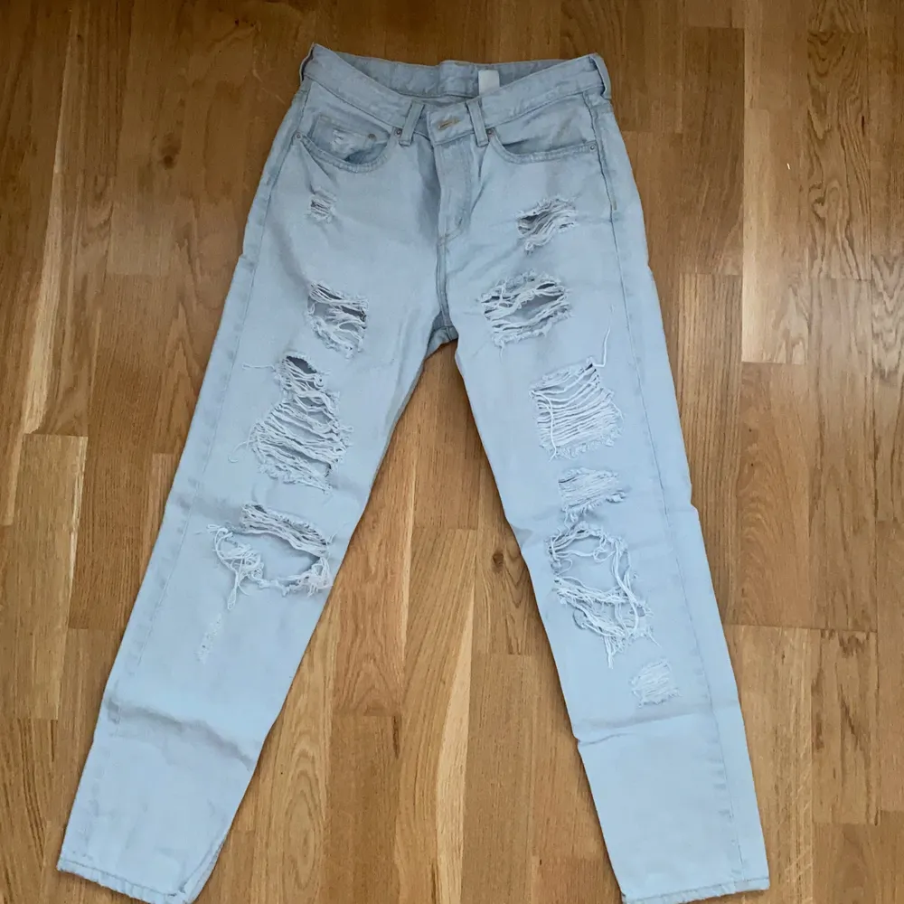 Ett par jätte fina slitna jeans från hm, dem passar tyvärr inte mig längre men är i jätte bra skick. Använt ca 5 gånger. . Jeans & Byxor.