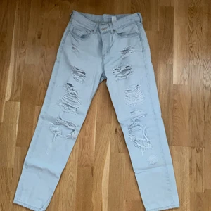 Jeans  - Ett par jätte fina slitna jeans från hm, dem passar tyvärr inte mig längre men är i jätte bra skick. Använt ca 5 gånger. 