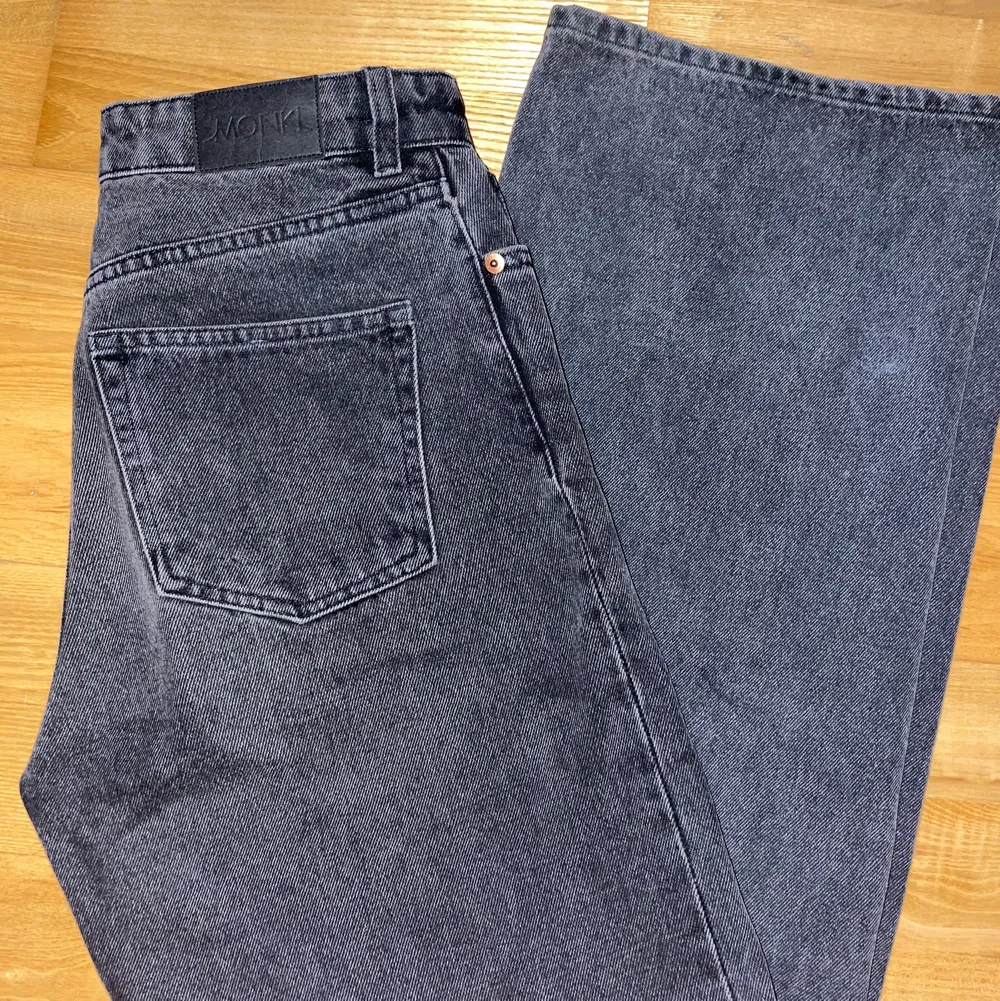 Väldigt snygga vida svarta urtvättade jeans från monki, använda ett fåtal ggr. Hör av dig vid intresse 💕. Jeans & Byxor.