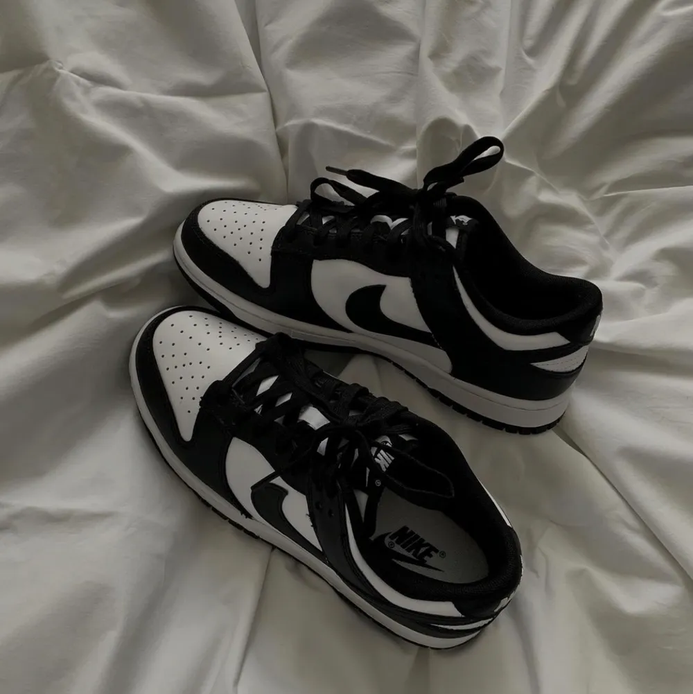 Säljer ett helt par oanvända Nike Jordan Dunk Low i svart/vit. Jättefina skor som är tyvärr för små för mig, hoppas de kommer till användning för någon annan 🍃🌸. Skor.