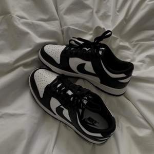 Säljer ett helt par oanvända Nike Jordan Dunk Low i svart/vit. Jättefina skor som är tyvärr för små för mig, hoppas de kommer till användning för någon annan 🍃🌸