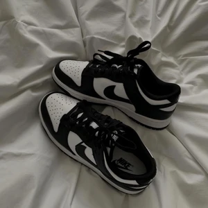 Nike Jordan Dunk Low Retro White Black - Säljer ett helt par oanvända Nike Jordan Dunk Low i svart/vit. Jättefina skor som är tyvärr för små för mig, hoppas de kommer till användning för någon annan 🍃🌸