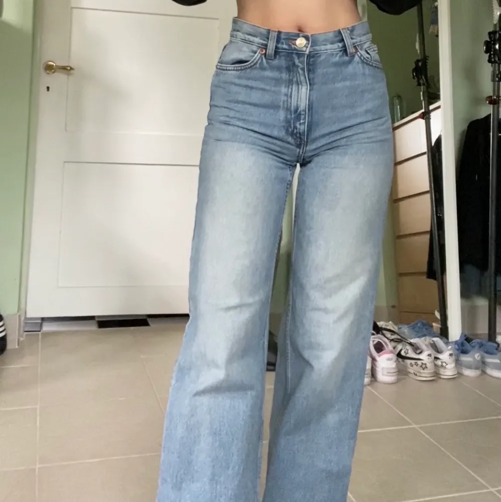 Ljusblåa jeans från monki, i modellen Yoko. Sitter som en smäck på mig som är 165cm! Som nya.. Jeans & Byxor.