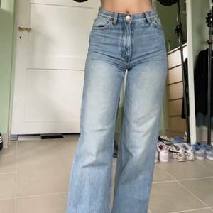 Ljusblåa jeans från monki, i modellen Yoko. Sitter som en smäck på mig som är 165cm! Som nya.