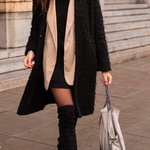 Svart ”Päls” Jacka från Zara - Svart jacka från Zara. Andvänd, det måste borstas lite annars är det i perfekt skick. Storlek L 😇