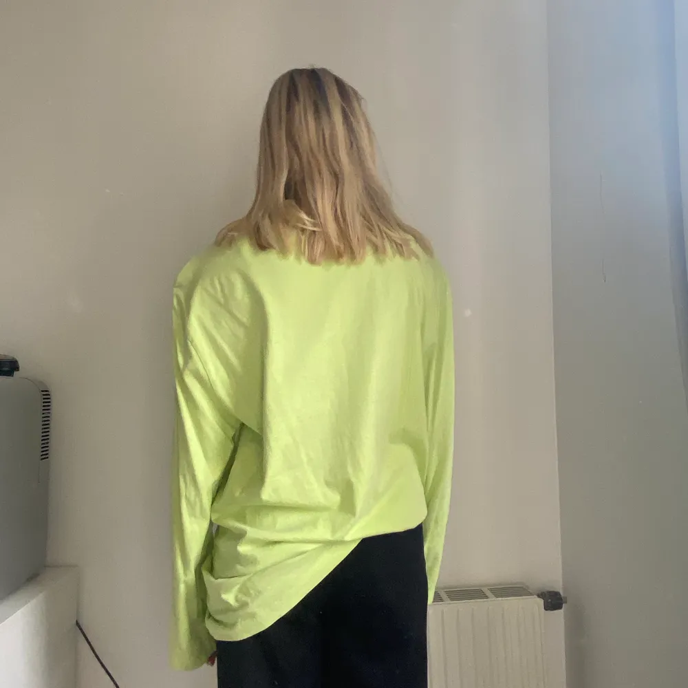 Neongrön långarmat tröja köpt från Carlings för nått år sedan. Texten är i reflex vilket är en cool och annorlunda detalj! Sjukt fint skick och perfekt till i sommar när man är brun!😌  köparen står för frakten!!💗💗. Tröjor & Koftor.