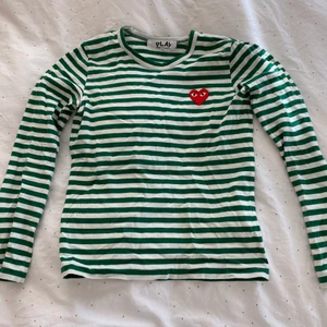 CDG långärmad tröja  - Säljer min comme des garcons tröja 🌼 knappt använd 