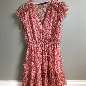 SOMMARKLÄNNING - En helt fantastisk sommarklänning med så fin färg och passform. Priset höjt efter en stor efterfrågan 