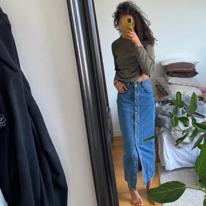 Jeanskjol  - Lång jeanskjol från hm. Den går ner över vaderna på mig som är 177 cm. Den har tyvärr inte kommit till användning, därför säljer jag🥰