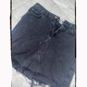 Den perfekta jeans kjolen - Påriktigt den perfekta jeanskjolen som jag köpte i slutet av förra sommaren och hann och använda 2 gånger, men tyvärr så passar den inte längre:/❤️(köpt för 440kr)