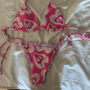 Bikini - Säljer denna jättefina bikini då den var för lite för mig. Den är från shein och jag köpte den för 119kr. Kommer sälja den för mindre så att det inte blir bråk i kommenterna. Köparen står för frakten. Och om det är många som är intresserade så blir det budgivning.❤️❤️