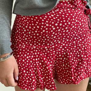 Superfin kjol, men under är det shorts i samma material och mönster (syns ej att det är shorts). Har ett band i midjan som är knuten i en rosett på sidan. 😁😁