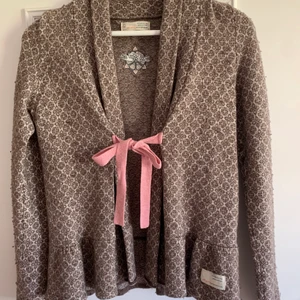 Odd Molly Kofta  - Odd Molly kofta i färgen brun, knappt använd och är i storlek 3. Pris kan diskuteras!