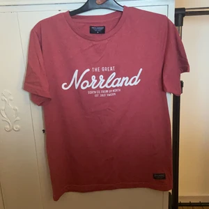 Norrlands t-T-shirt  - Mörkrosa t-shirt storlek S knappt använd 150kr frakt betalas av köpare 😃