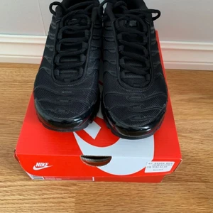 Air max plus ga - Beställda online från barnavdelning i strl 37.5            Är i bra skick, använda max 4 gånger. Säljer pga ej längre användning, skickas med sin orginal kartong. Pris 700 kr, köparen står för frakten.