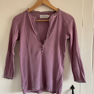 Rosa/lila tröja - En rosa/lila tröja med trekvartsärmar från Vintage Fithyfive. Skulle säga att det är en xs men passar även s. Om fler bilder önskas kan ni skriva privat 💕