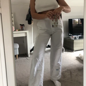 Coola byxor - Super coola vita byxor från Only. En liten synbar fläck på ena benet vilket syns på bilden💗