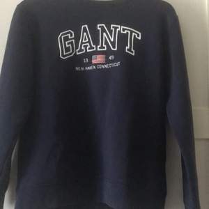 En marin blå college tröja från Gant, den är i storlek S och den är använd ett fåtal gånger. Priset är 150 + frakt  (priset kan diskuteras)