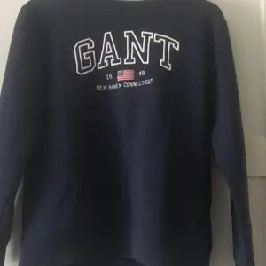 En marin blå college tröja från Gant, den är i storlek S och den är använd ett fåtal gånger. Priset är 150 + frakt  (priset kan diskuteras)