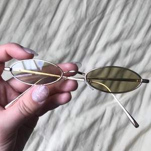 långsmala ovala solglasögon med beige/brunt glas! köpta på dollskill för länge sedan och säljs inte längre! ♥️ samma som på bild två fast med annan färg på glaset.