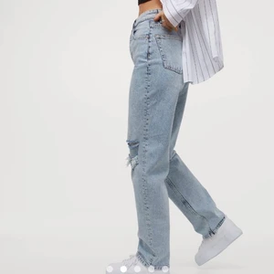 Ljusblå raka jeans - Fina jeans med hål i knäna🦋 Helt nya med prislapp på!!! Köpte dem för en månad sen men dem är tyvärr för stora på mig, de är även helt slutsålda på hemsidan för tillfället.