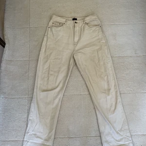 Beiga jeans - Beiga jeans från Nelly. Storlek 40 men de är stora i storleken. Prefekta för sommaren då tyget är tunt. Säljer pga för stora. Nypris 599kr.  Köparen står för frakt.