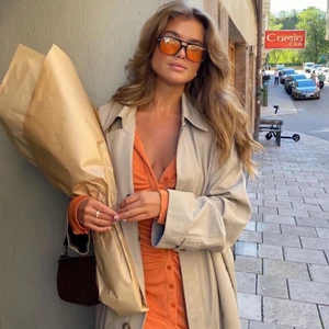 Klänning - Säljer denna klänning i storlek S. Finns att köpa i båda grön eller orange. Köparen står för frakt och paketet skickas spårbart via postnord. 